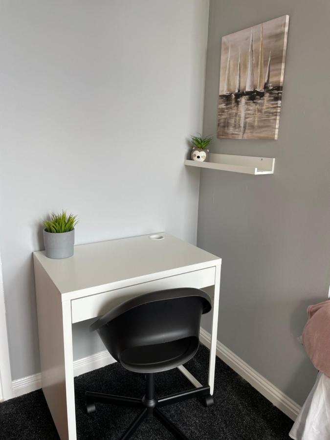 Spacious One Bedroom Flat, Entire Property. Гринок Экстерьер фото